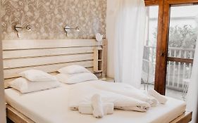 Feszek -Etel Es Hotel-